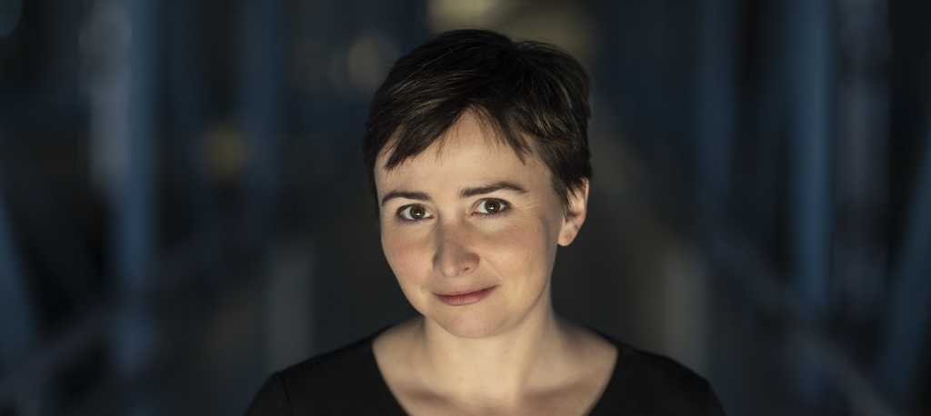 Portret dr Agaty Zysiak na ciemnym tle