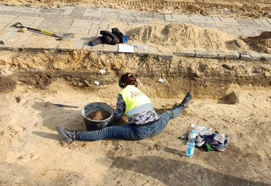 Odwrócona tyłem archeolog w wykopie