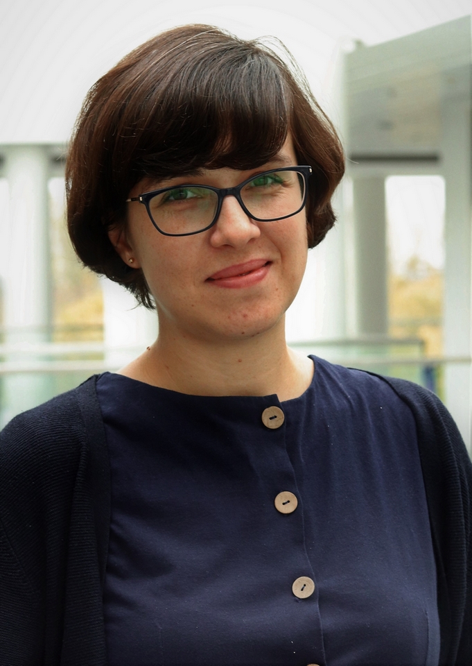 kobieta w okularach dr Iwona Dembowska Wosik