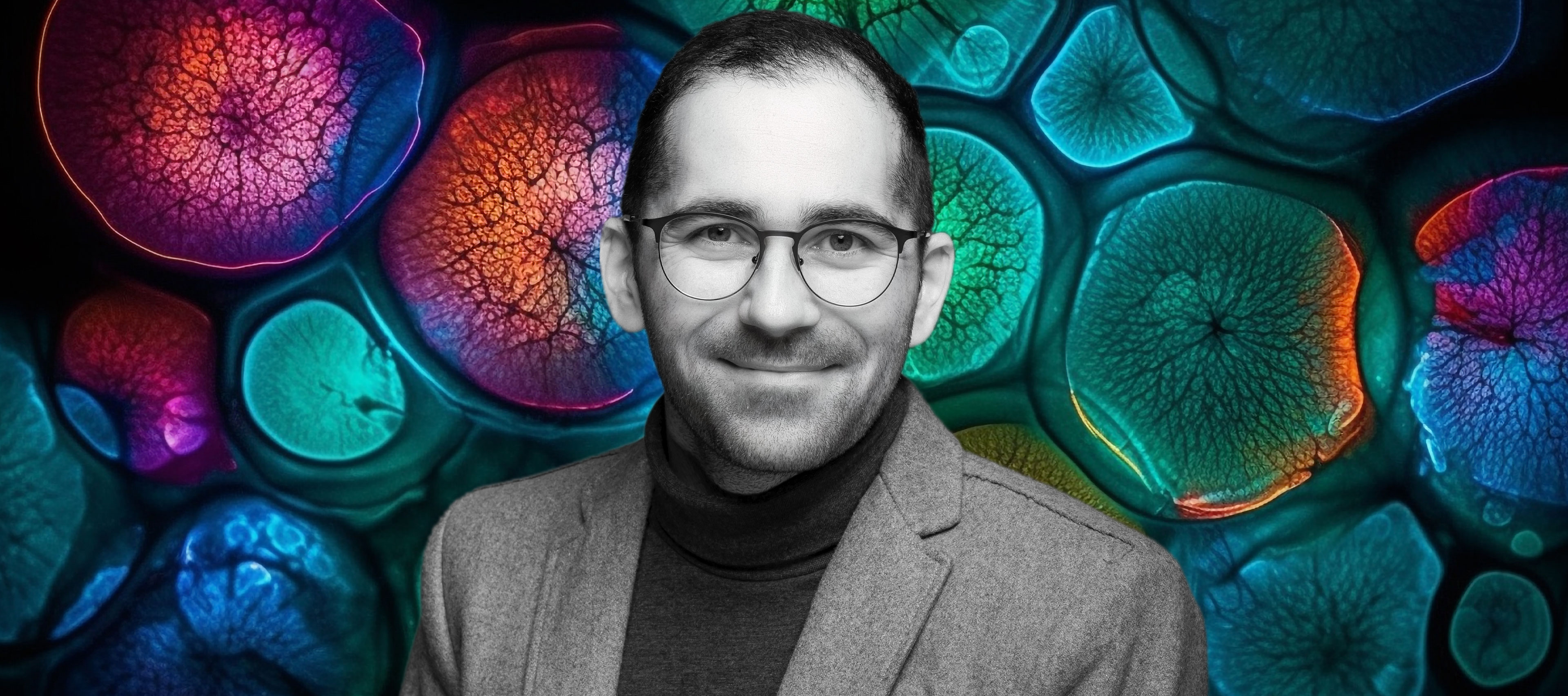 Dr Damian Jacenik na tle kolażu kolorowych komórek