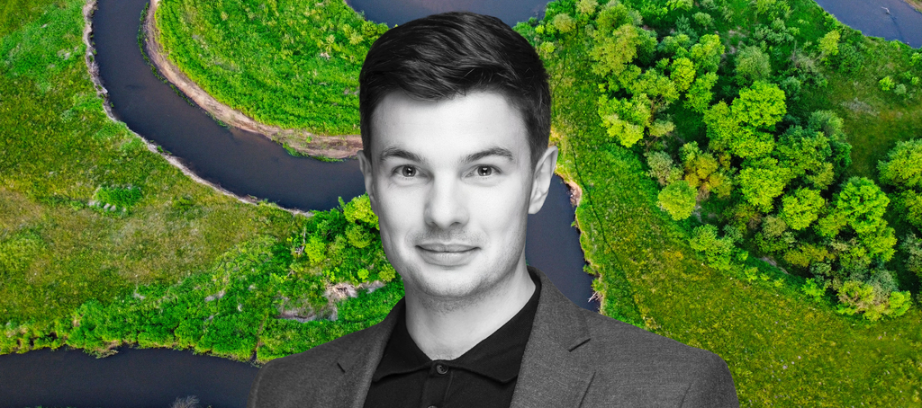 A portrait of Dr Paweł Jarosiewicz against the background of a meandering river