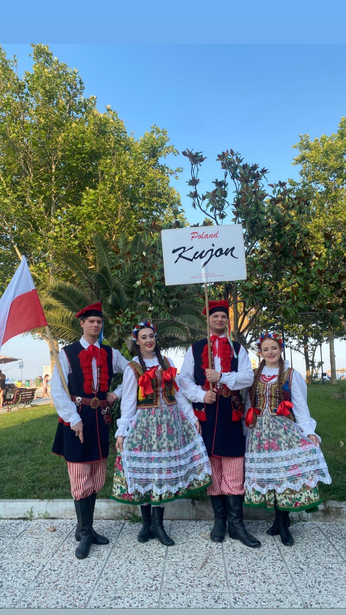 Członkowie akademickiego zespołu pieśni i tańca UŁ