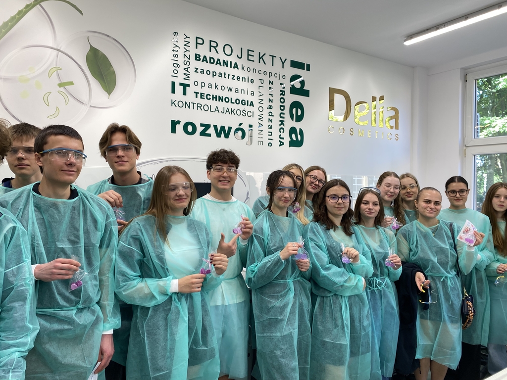 grupa młodych ludzi w ochronnych fartuchach w laboratorium chemicznym 