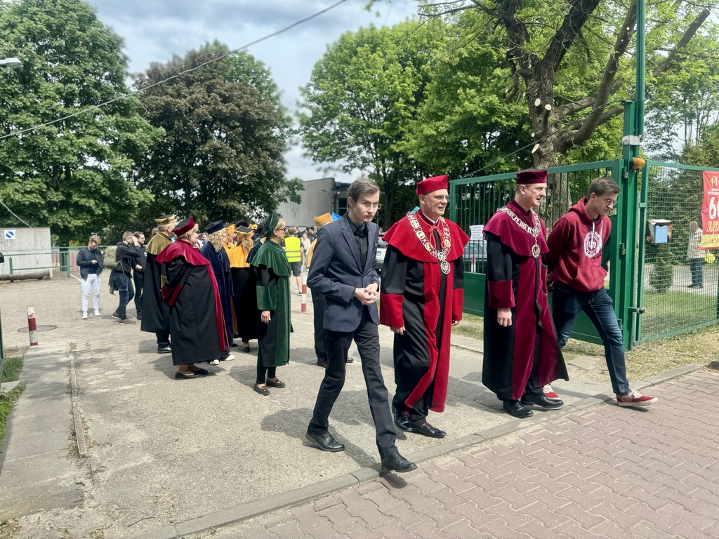 pochód juwenaliowy z udziałem władz uczelni