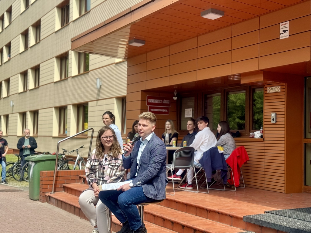 scenki studenckie pod akademikiem