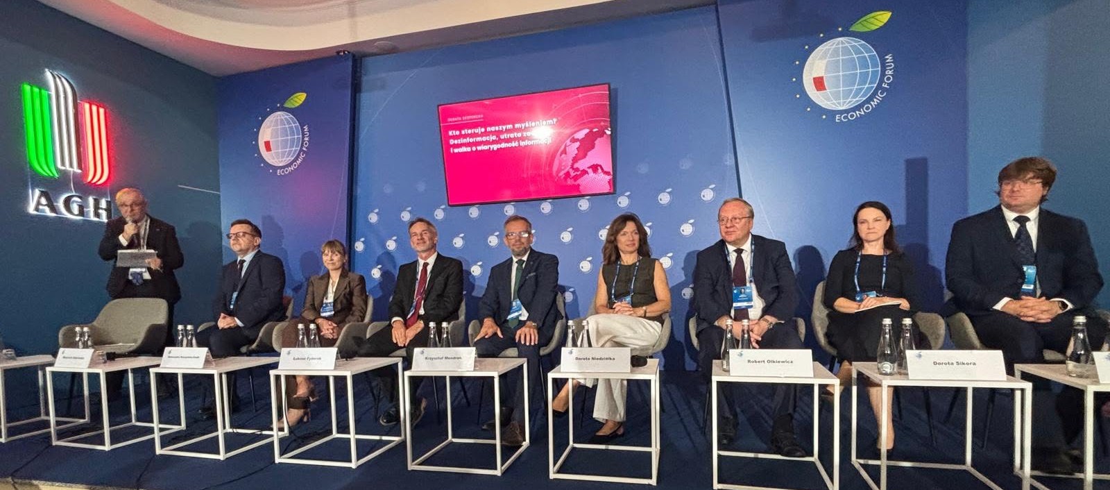 Participants in the debate on disinformation 