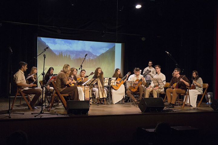 zespół na scenie podczas wystąpienia