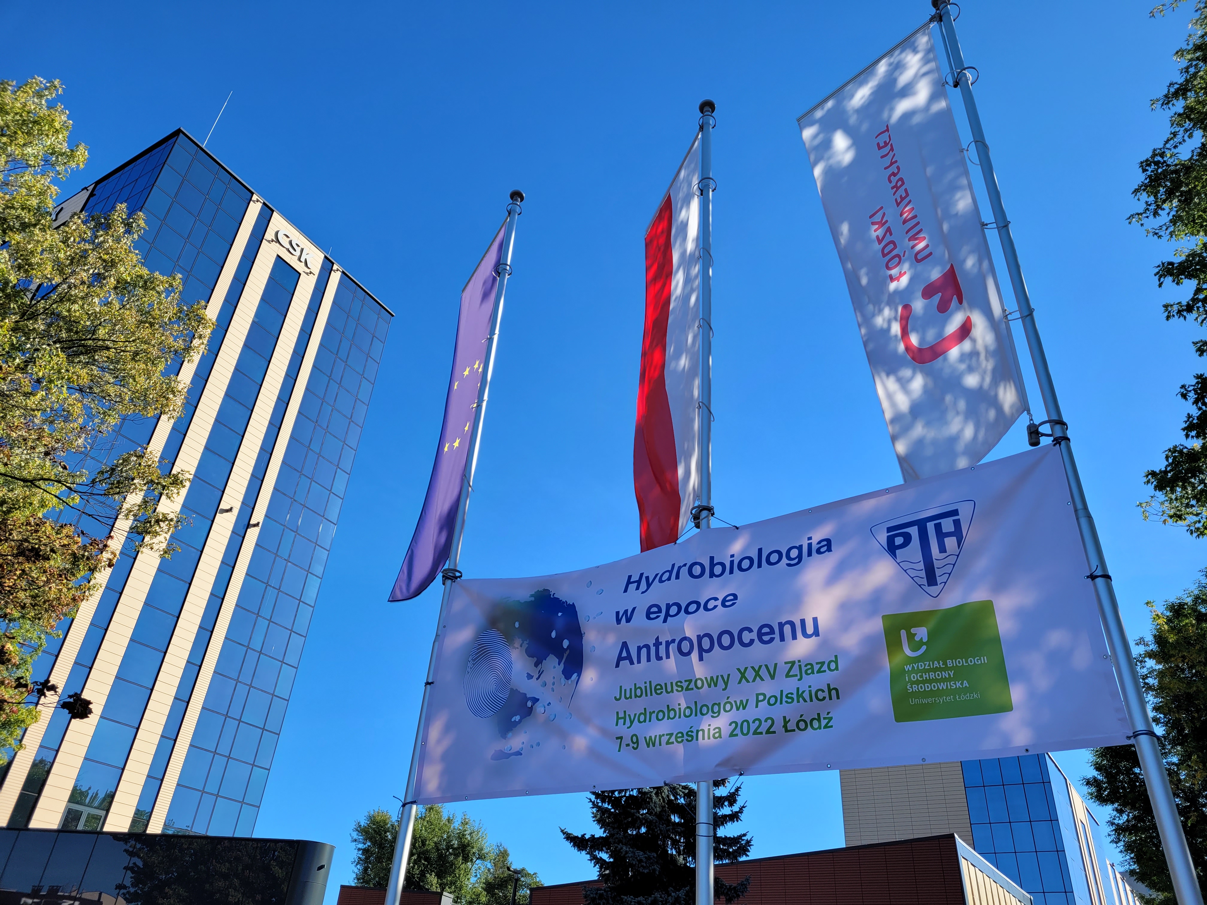 Baner z nazwą kongresu