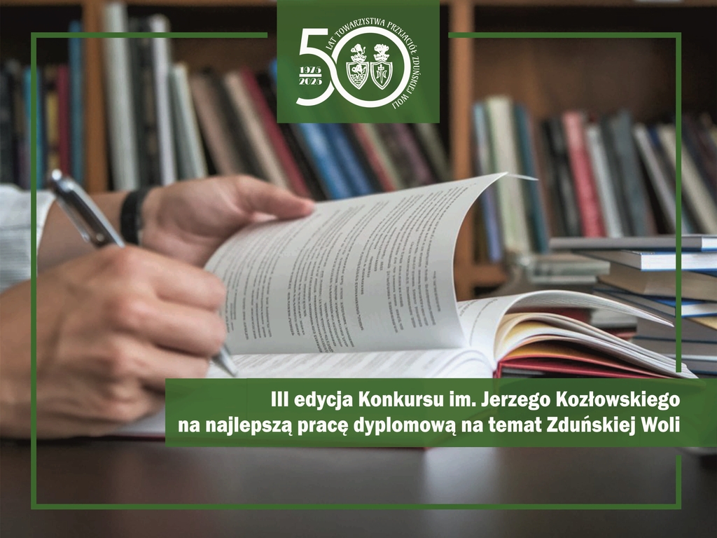 kolorowa grafika przedstawiająca na pierwszym planie dłonie mężczyzny, w których trzyma pióro i książkę