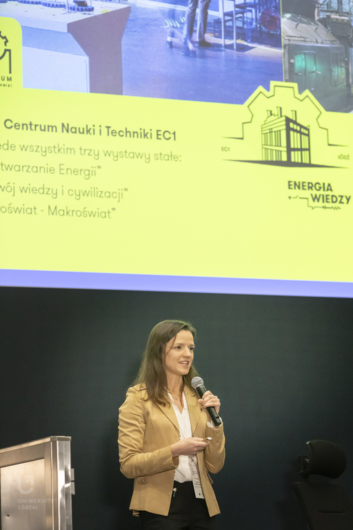 Magdalena Kosiada prezentuje