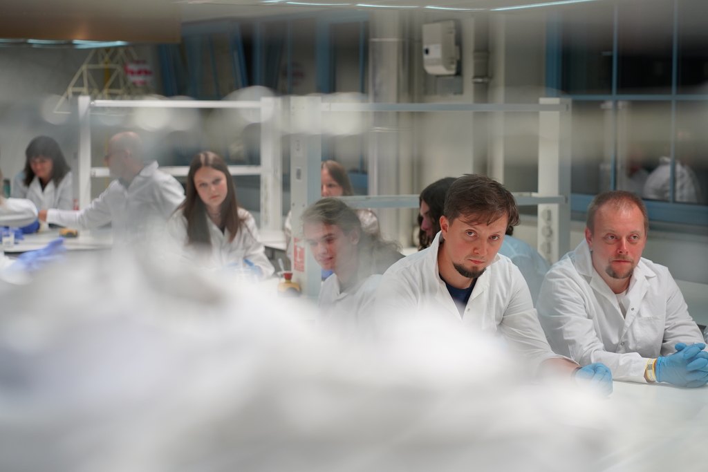 uczestnicy warsztatów w laboratorium
