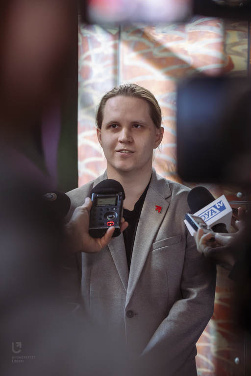 Jędrzej Kozak, ekspert uczelnianej Rady Samorządu Studentów do spraw organizacji Juwenaliów UŁ, podczas briefingu prasowego