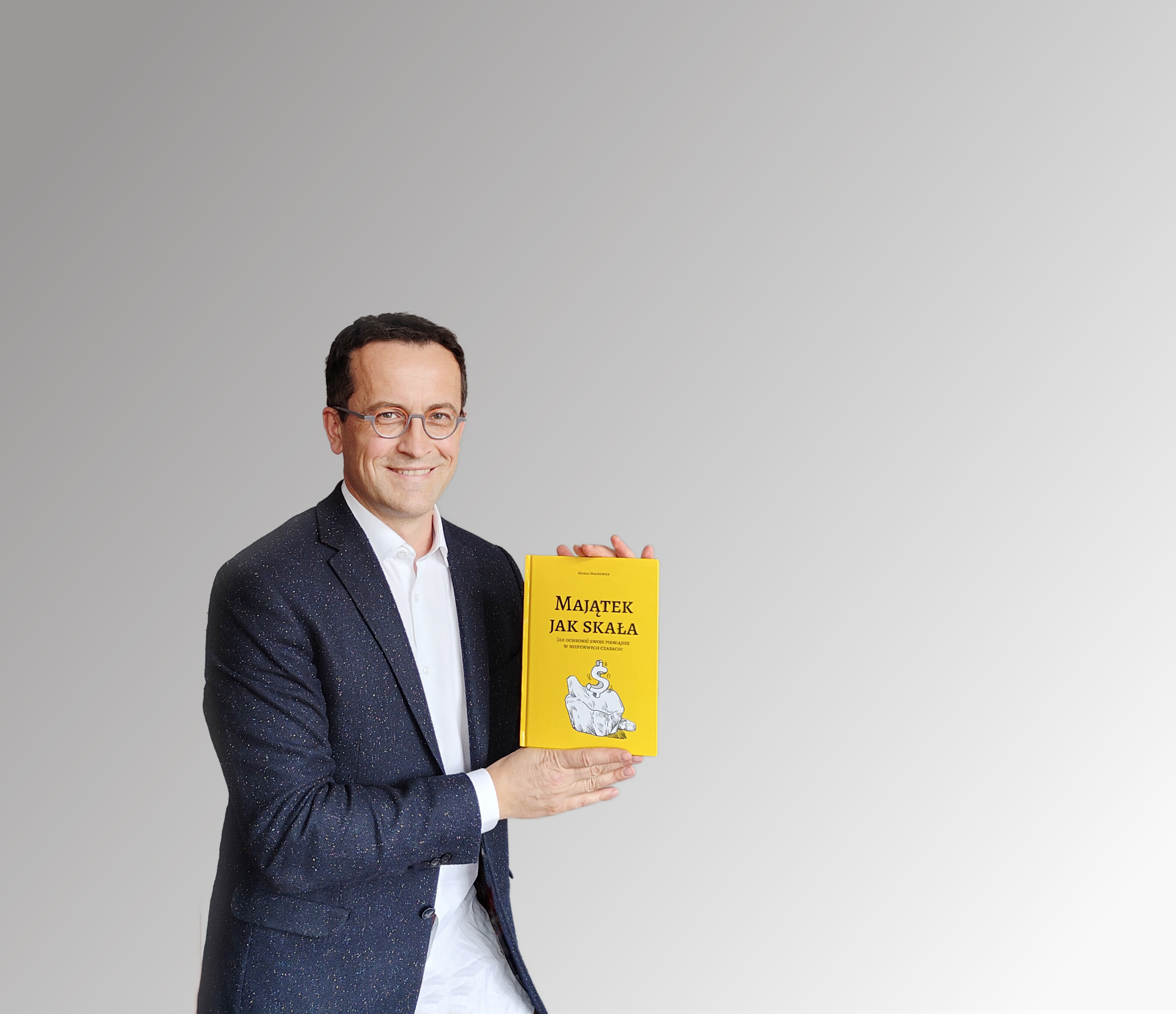 Prof. Michał Mackiewicz ze swoją książką