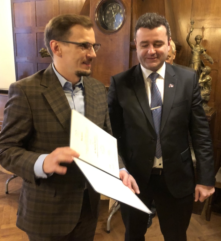 dr Piotr Kręzel odbiera nagrodę