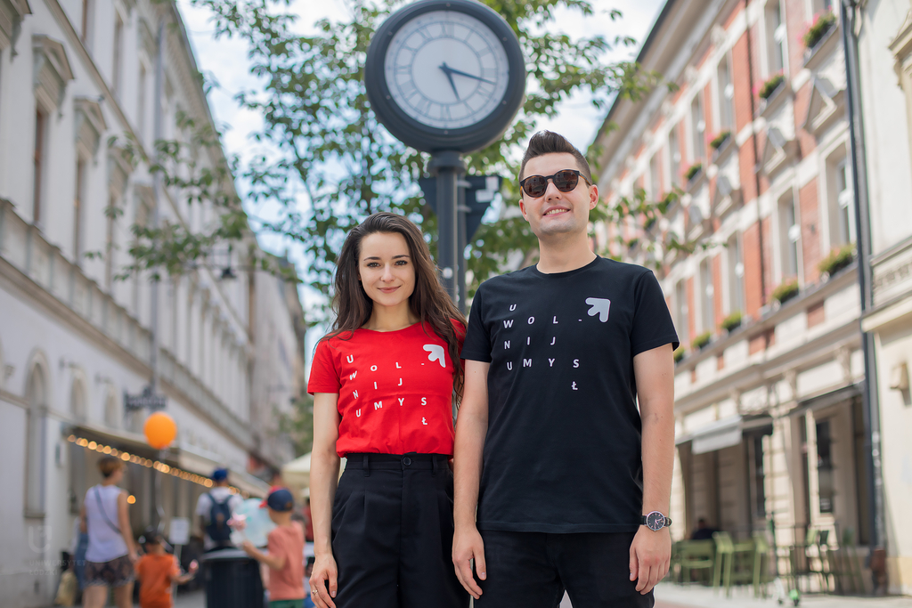 Studentka i student stoją na ulicy Piotrkowskiej w Łodzi 