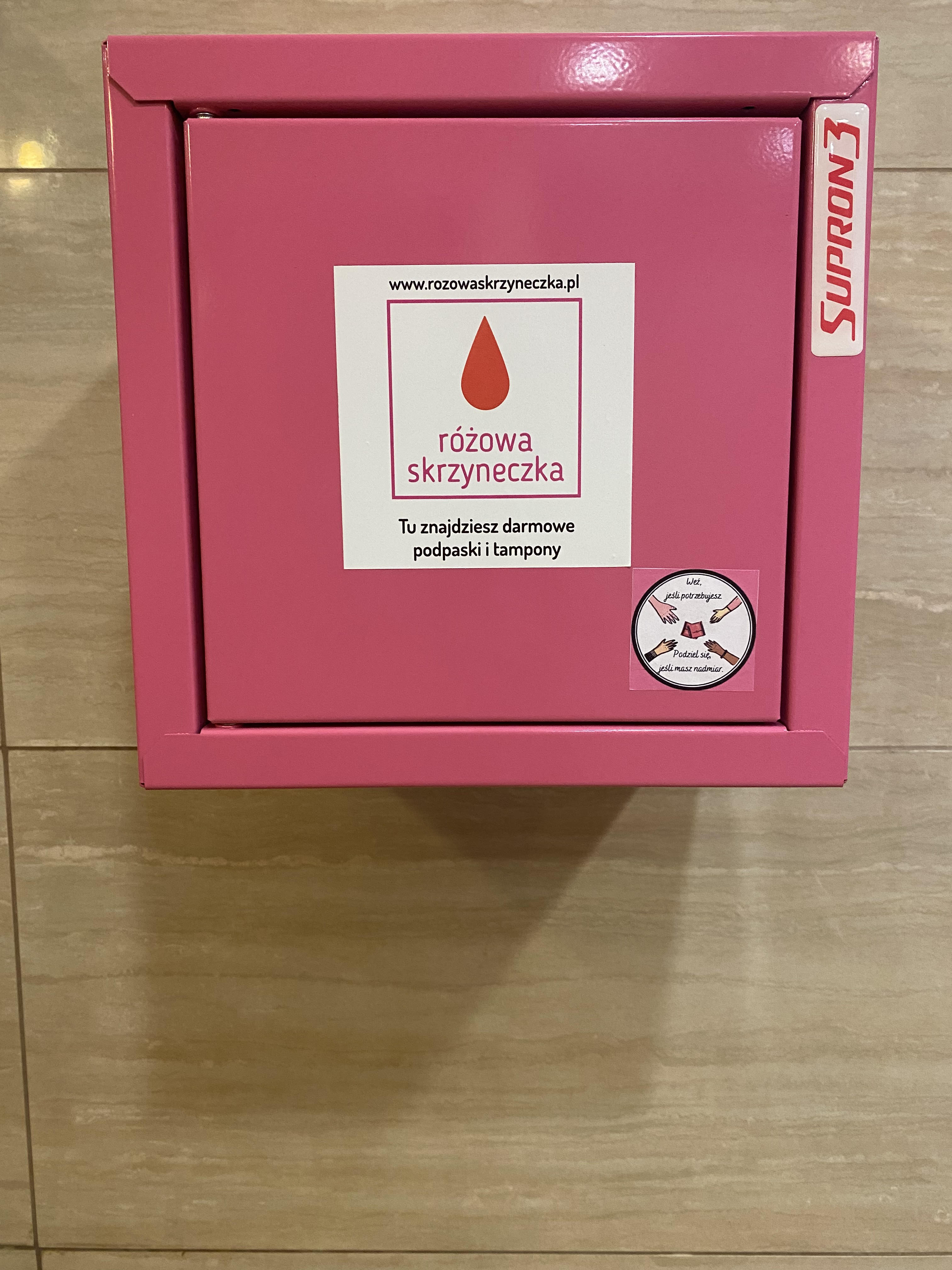 różowa skrzynka na ścianie