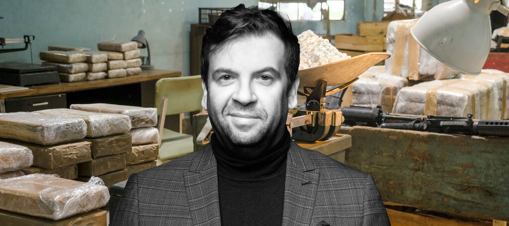 Prof. Piotr Chomczyński na tle opuszczonego magazynu