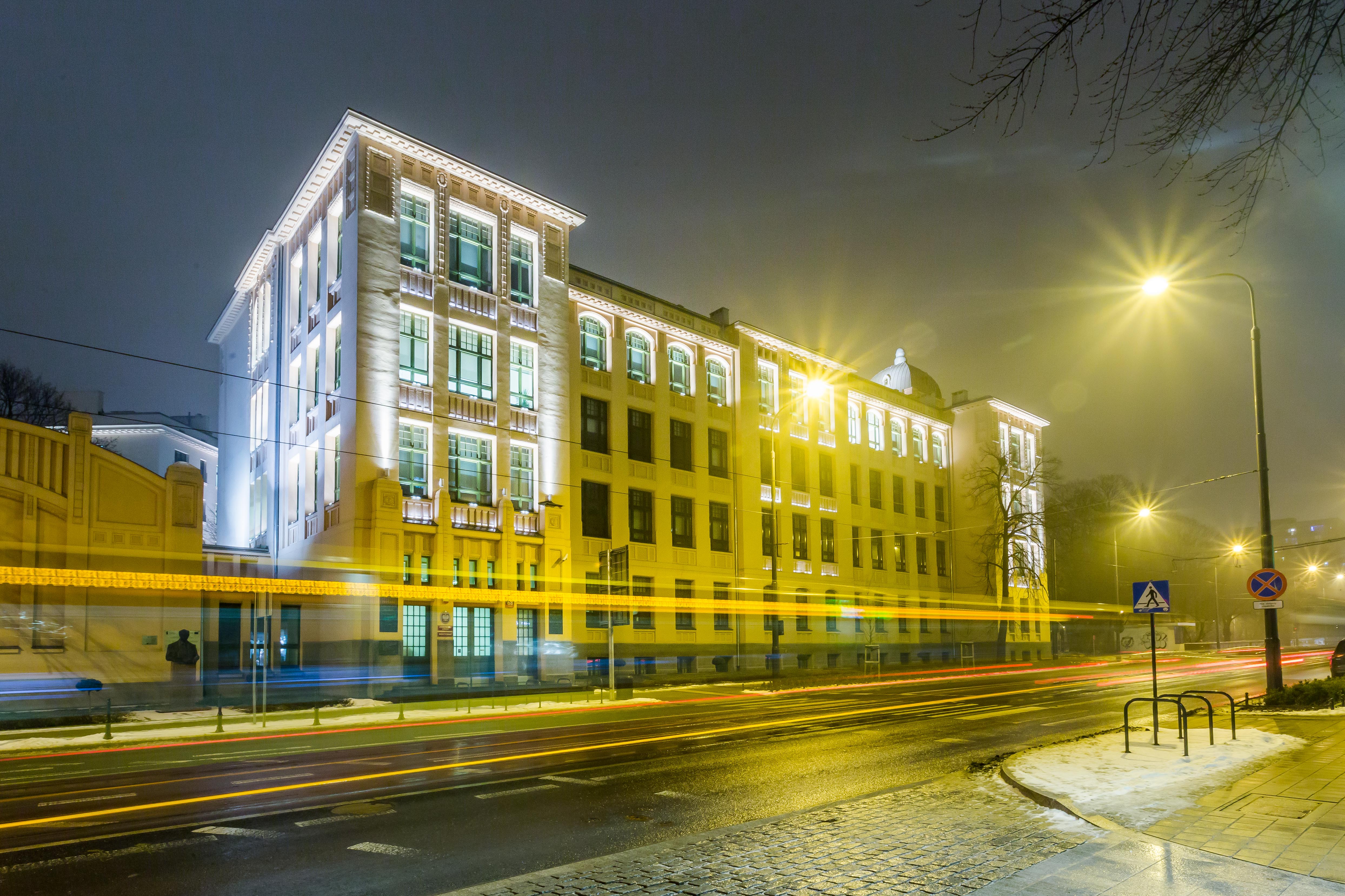 budynek Rektoratu UŁ nocną porą zimowo