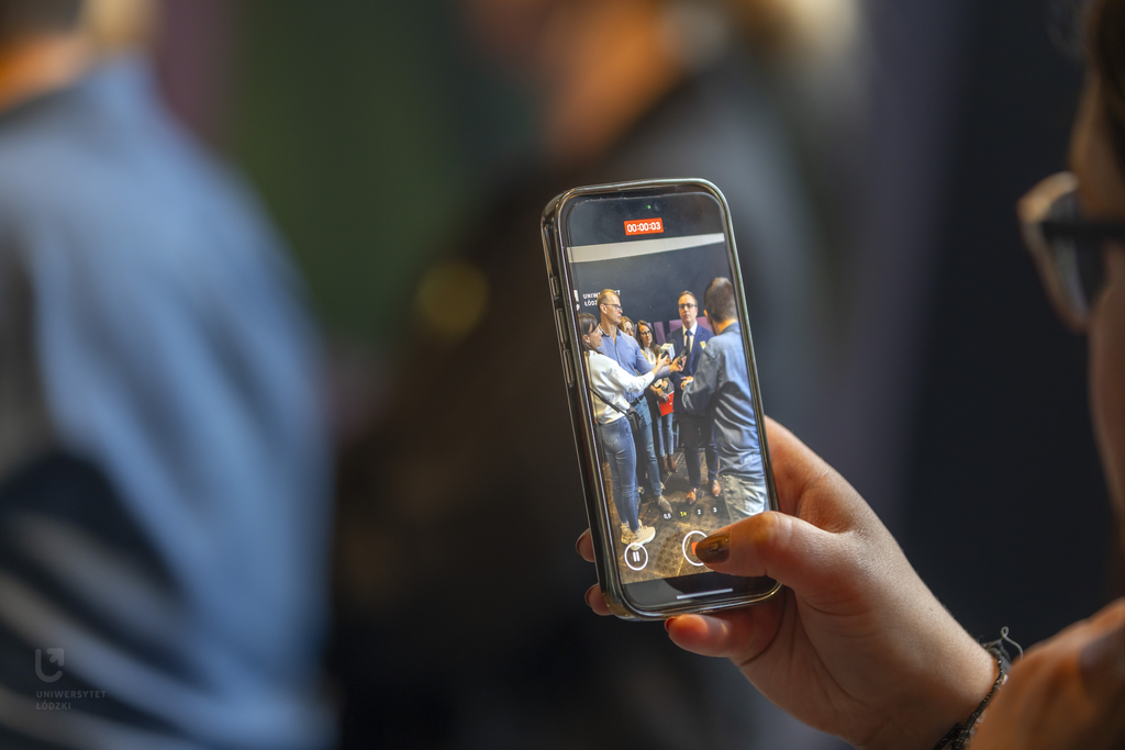 widok na telefon podczas nagrywania relacji na śniadaniu prasowym UŁ
