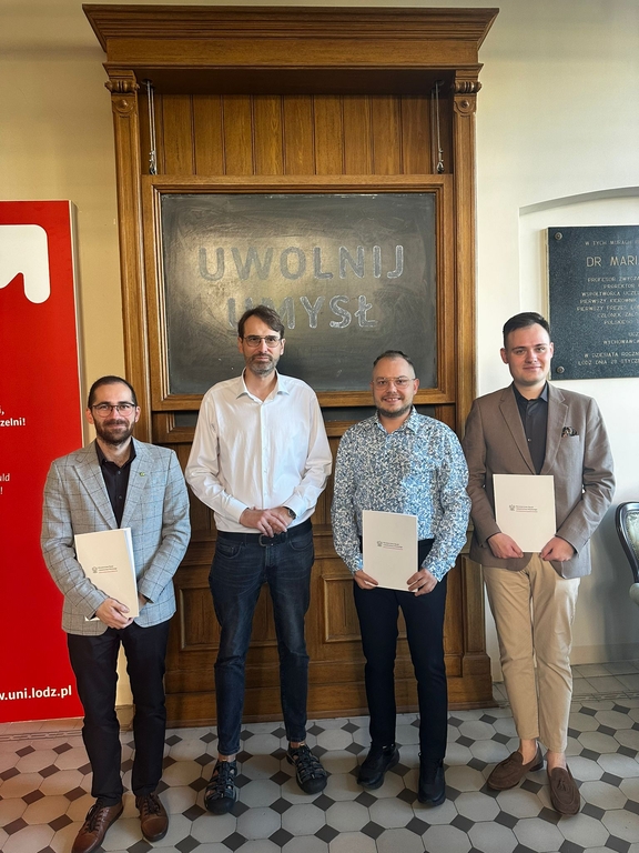 Rctor of the University of Lodz with the winners of the Minister of Science Scholarship for Outstanding Young Scientists