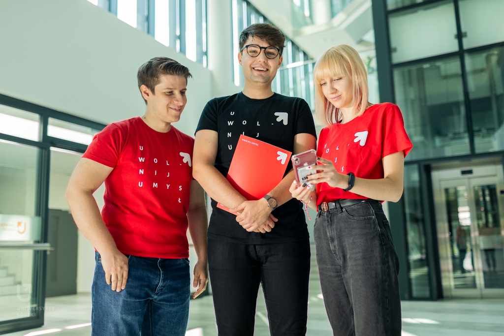 trójka studentów w koszulkach UŁ