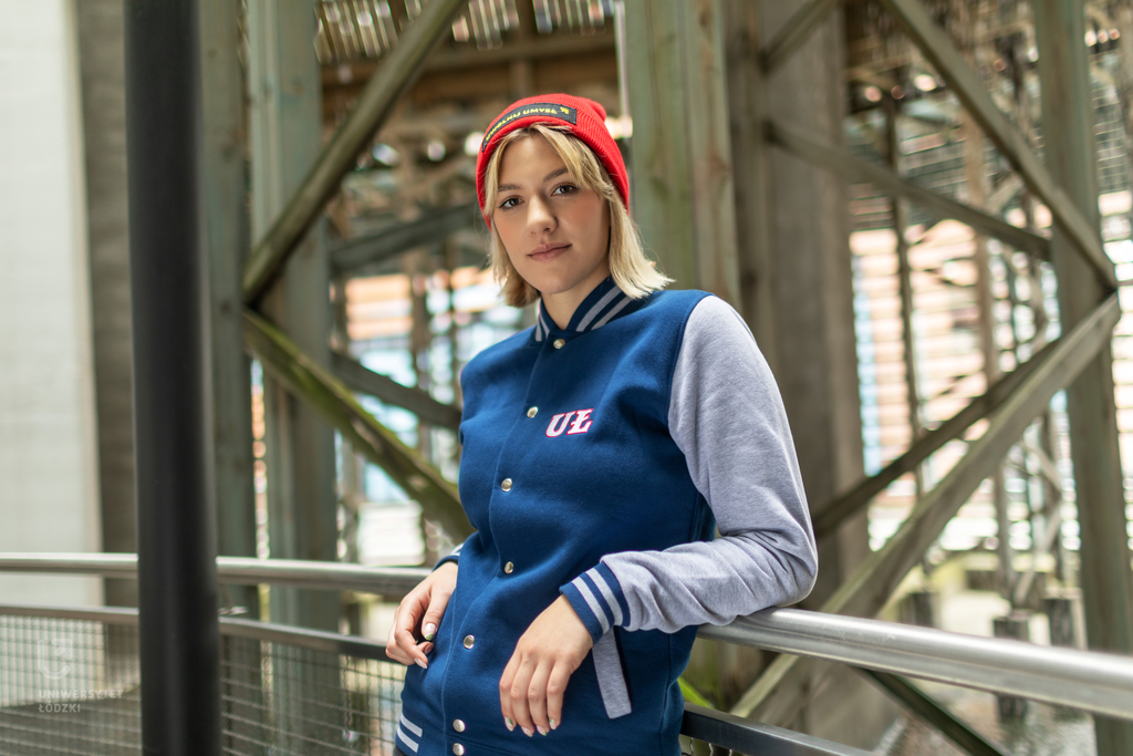 studentka w bluzie UŁ