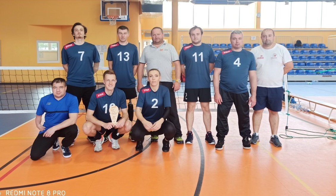 Drużyna siatkarska w hali gimnastycznej 