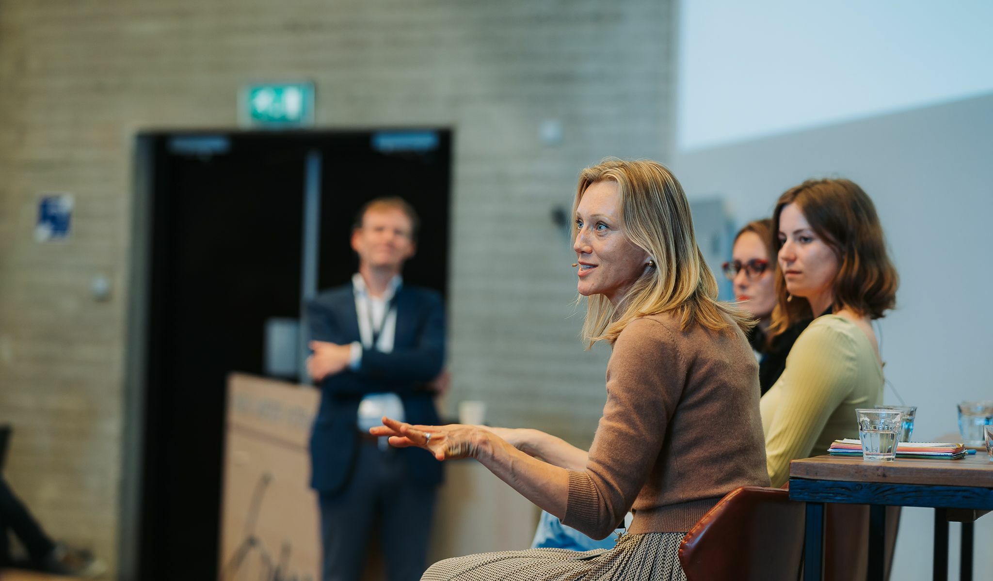 kobieta patrzy w lewo i mówi