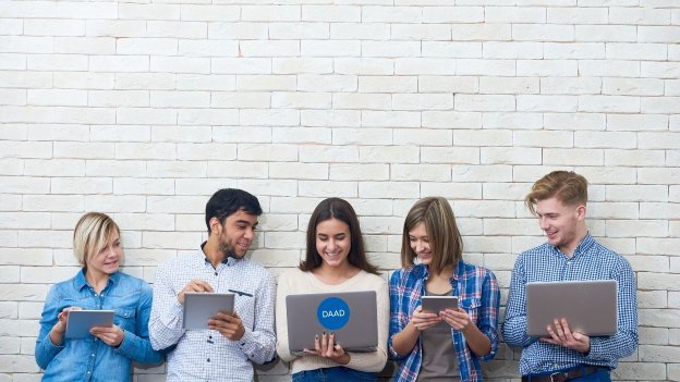 Studenci z tabletami i komputerami 