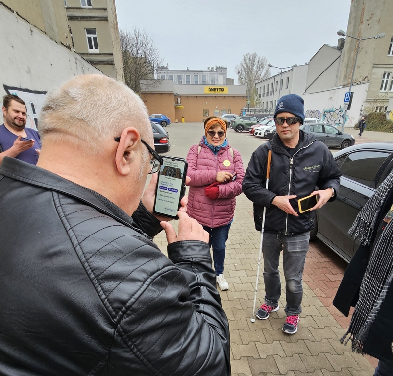 a person using the auto description on the phone