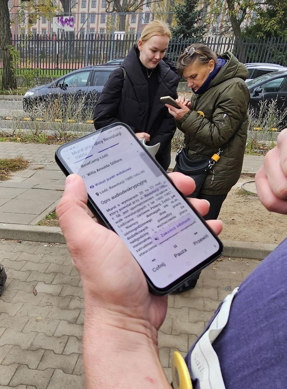 a person using the auto description on the phone