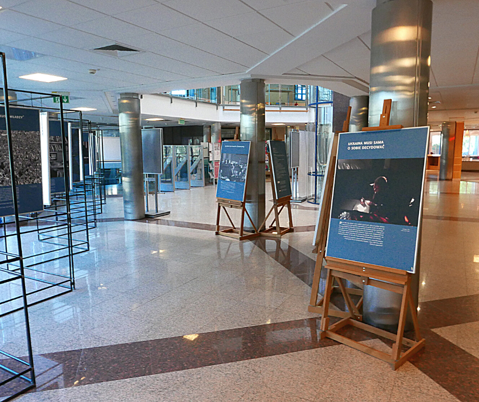 Wystawa w Bibliotece UŁ - Václav Havel. Polityka i sumienie. Sztalugi z planszami