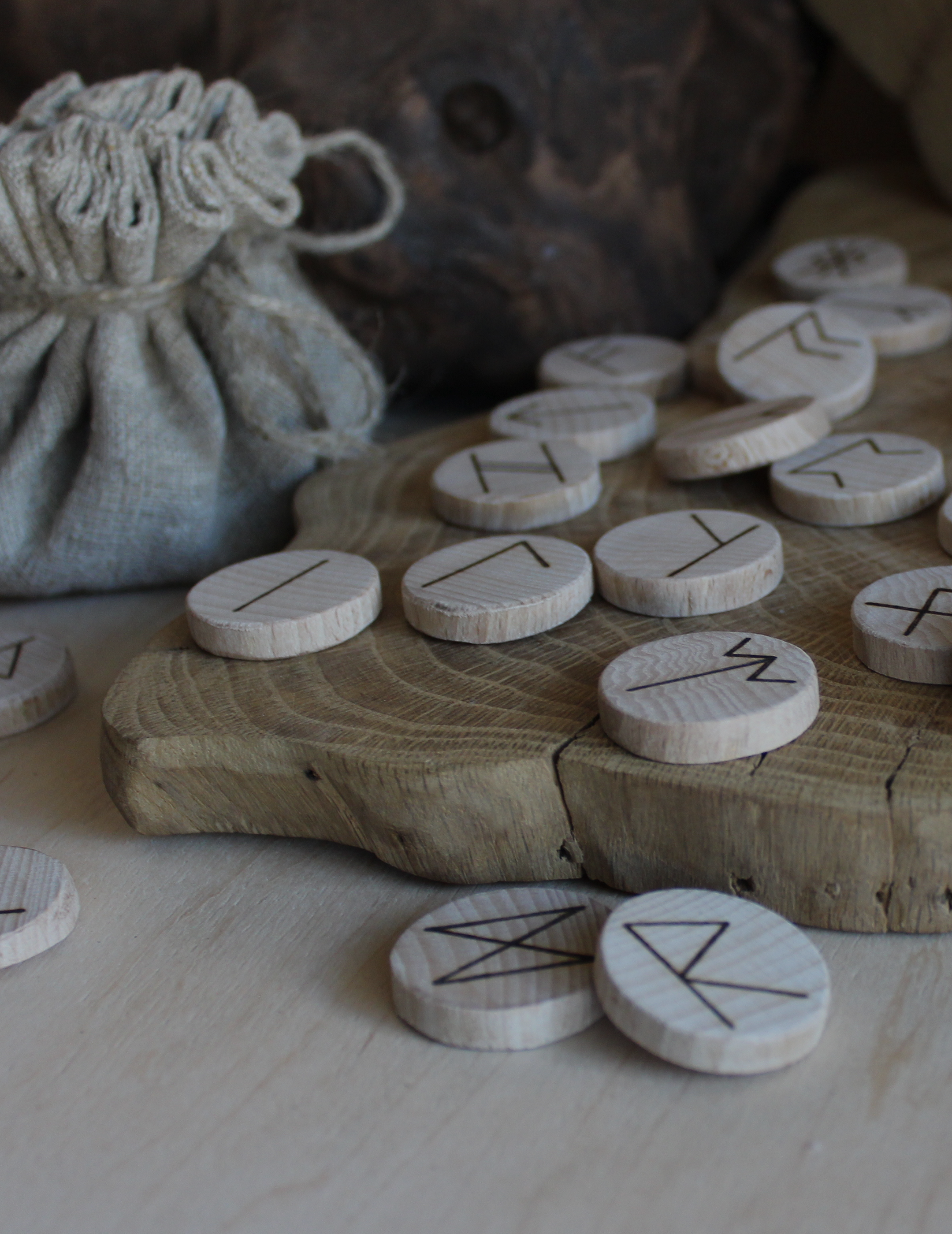 Worek, wokół którego leżą drewniane klocki z napisanymi znakami wikingów