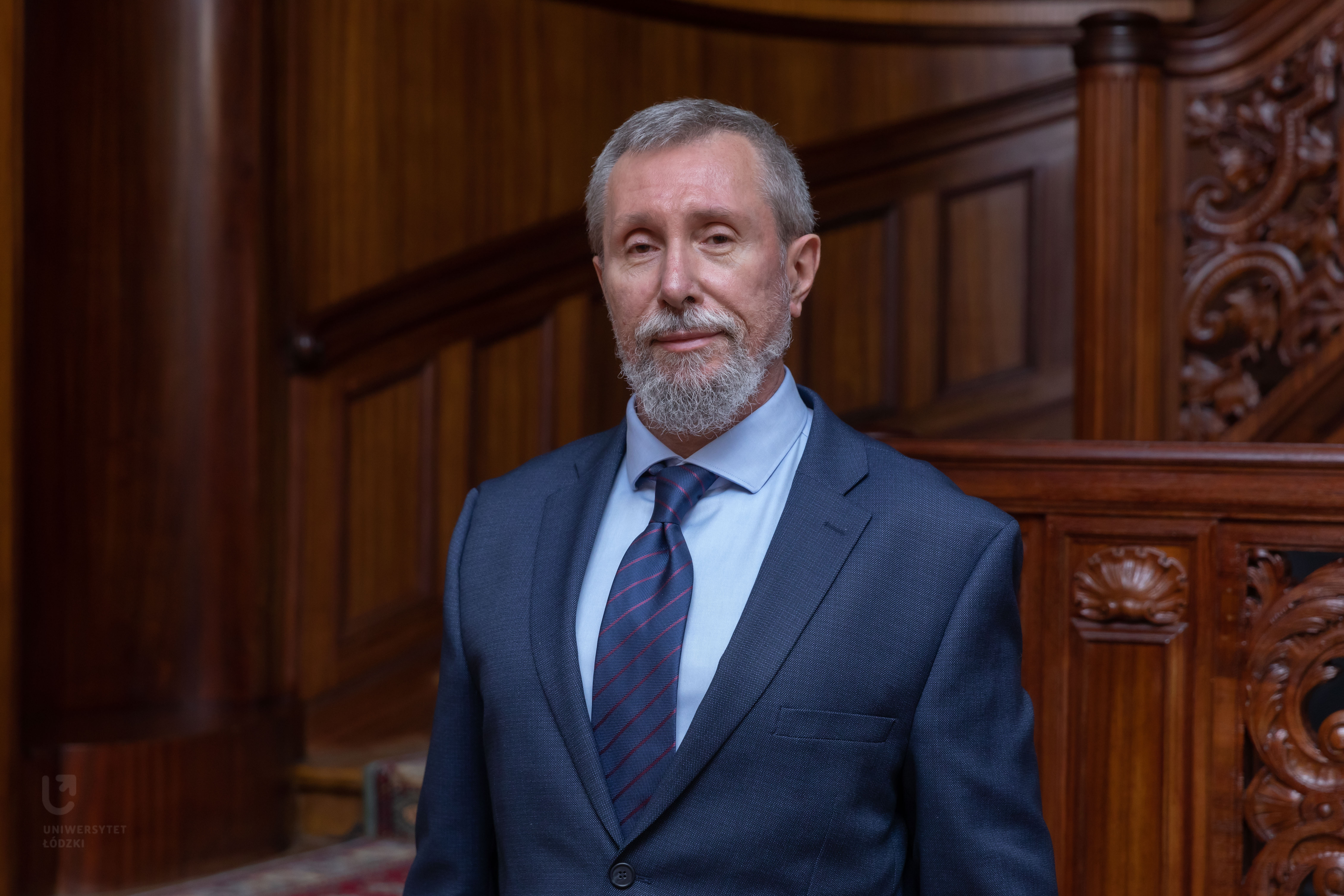 Mężczyzna w niebieskim garniturze