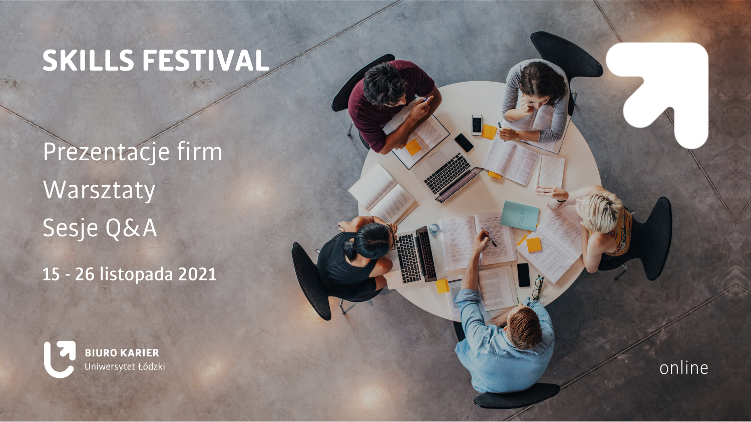 grupa ludzi pracujących przy okrągłym stole z notesami i komputerami 