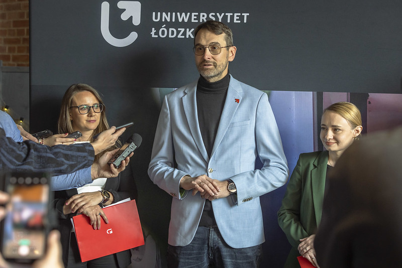 Rektor UŁ, prof. dr hab. Rafał Matera na briefingu prasowym