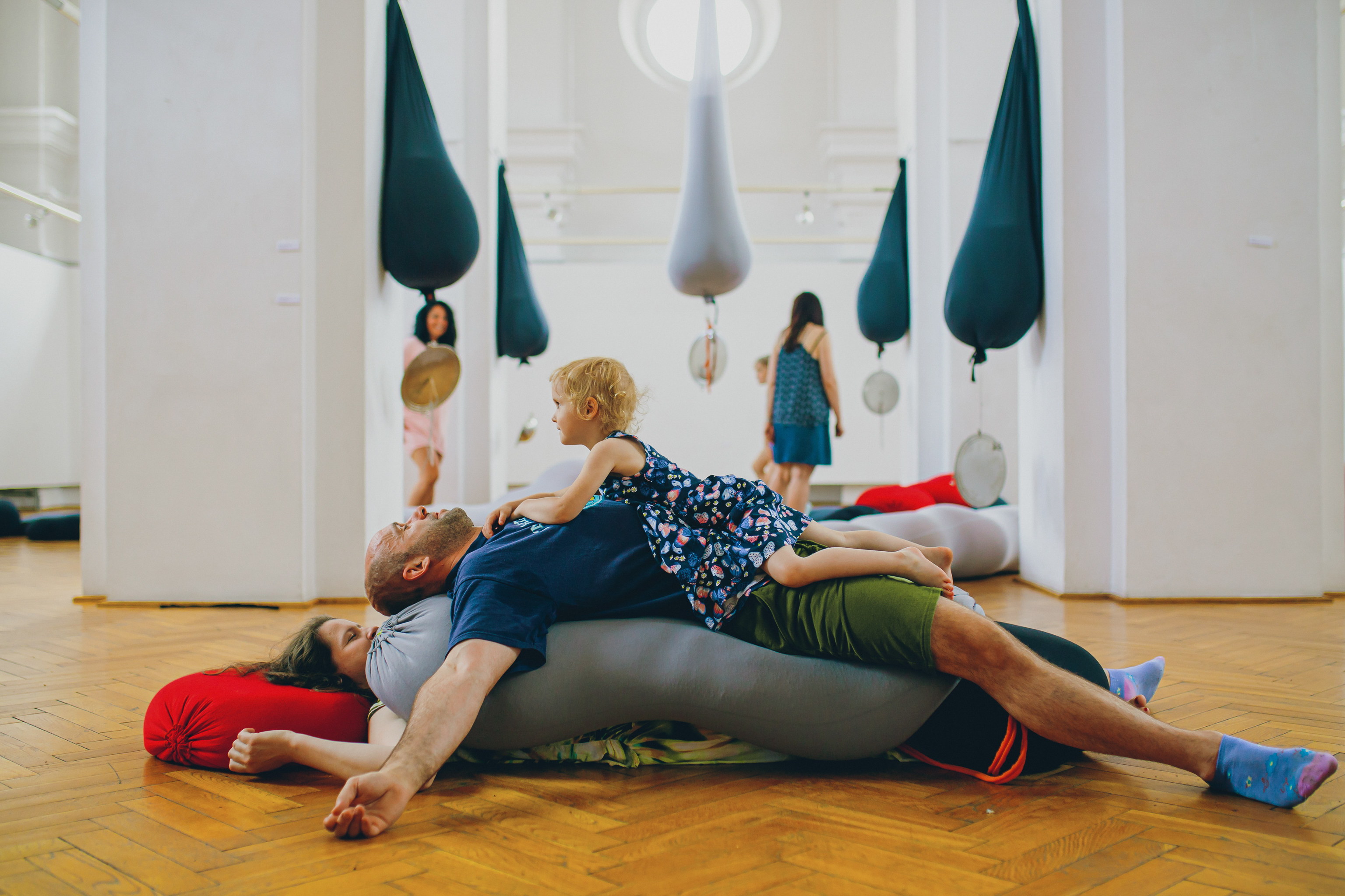 Poznawanie tańczącego słonia. Współczesne badanie performatywne