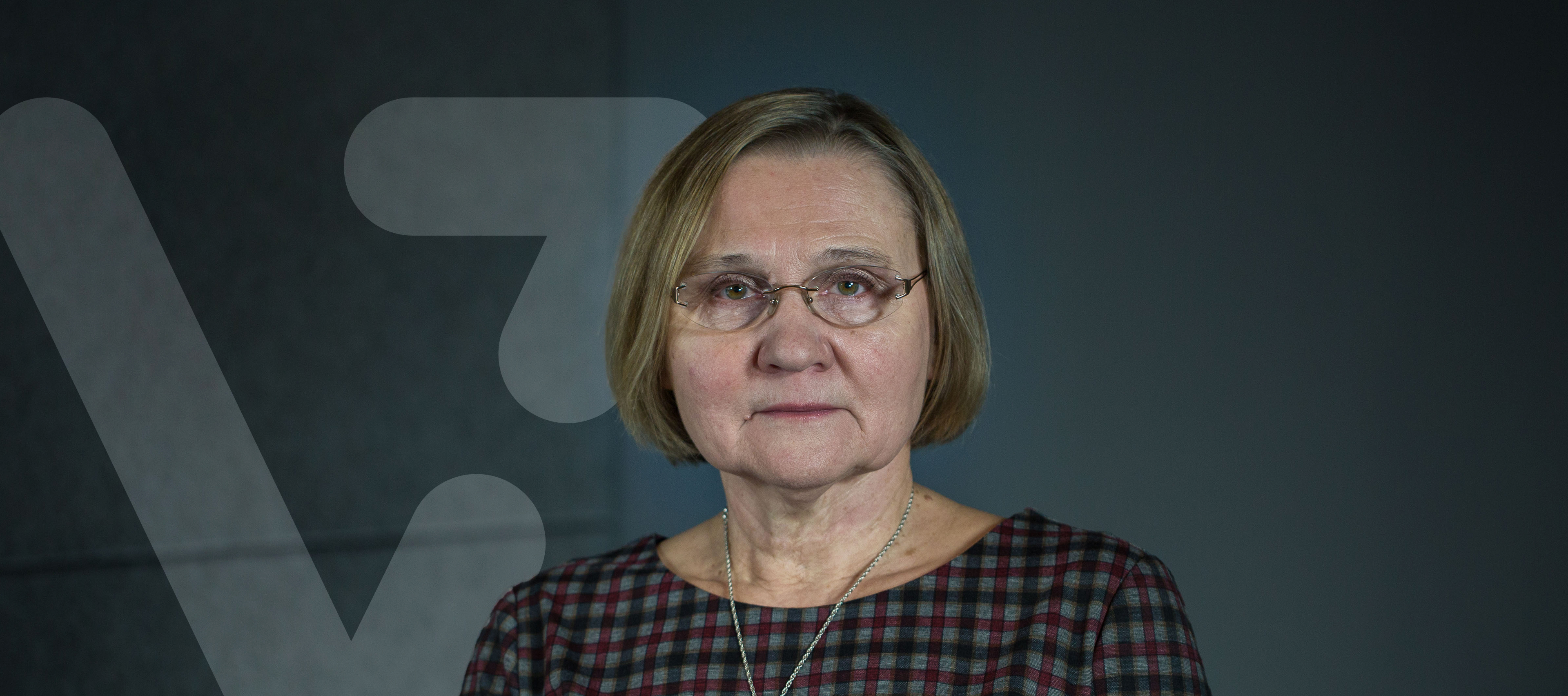 Profesor Eleonora Bielawska-Batorowicz na szarym tle, obok znak graficzny V, symbolizujący hasło Nauka Inspiruje