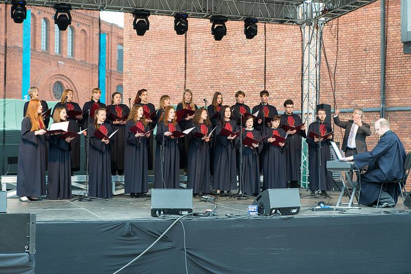 chór podczas występu