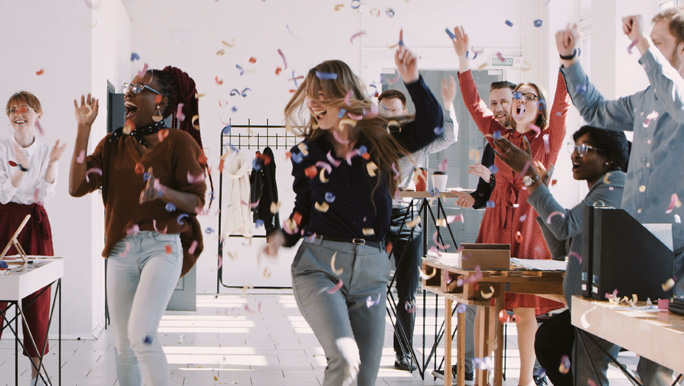 Świętujący studenci